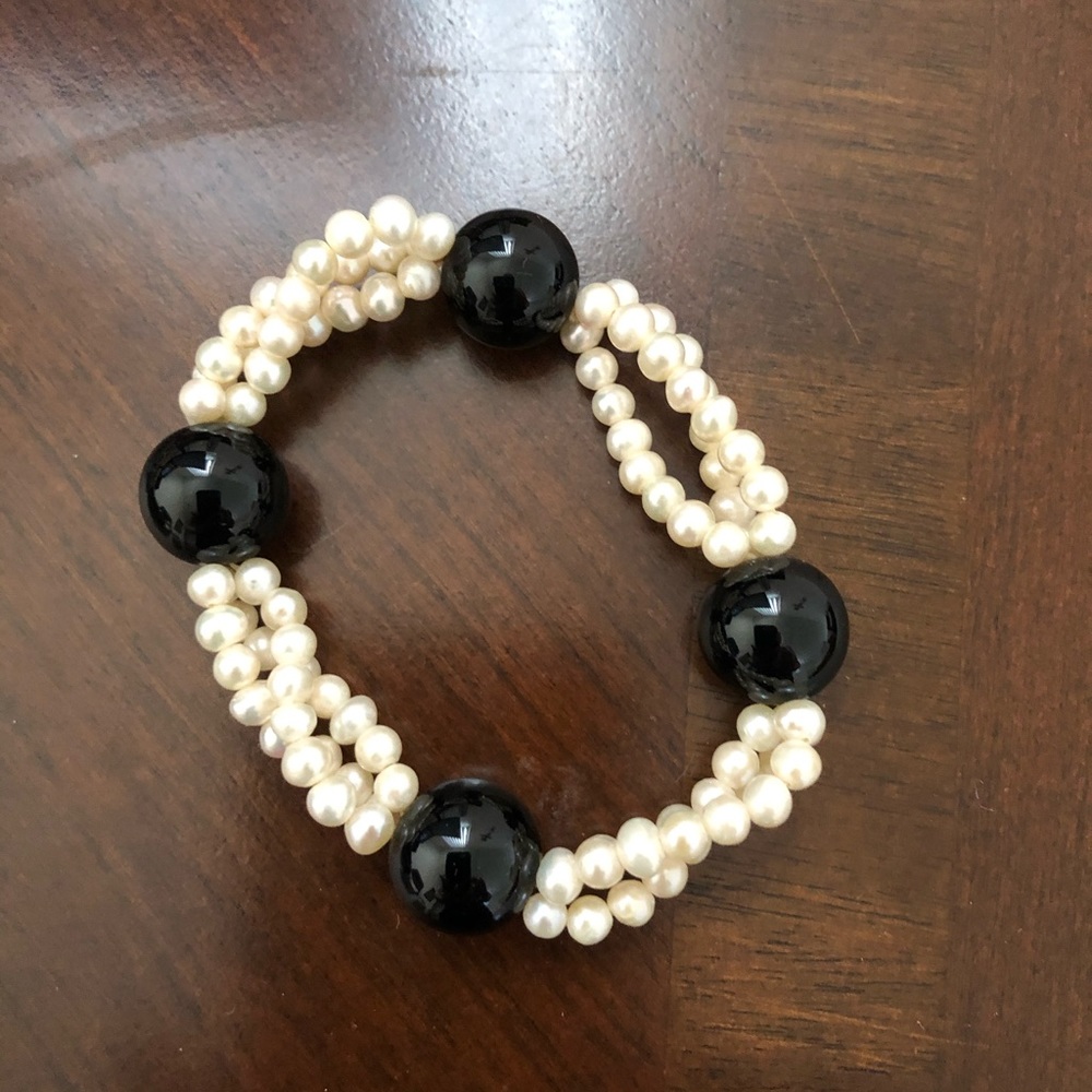 Black Onyx and Freshwater Pearl Bracelet